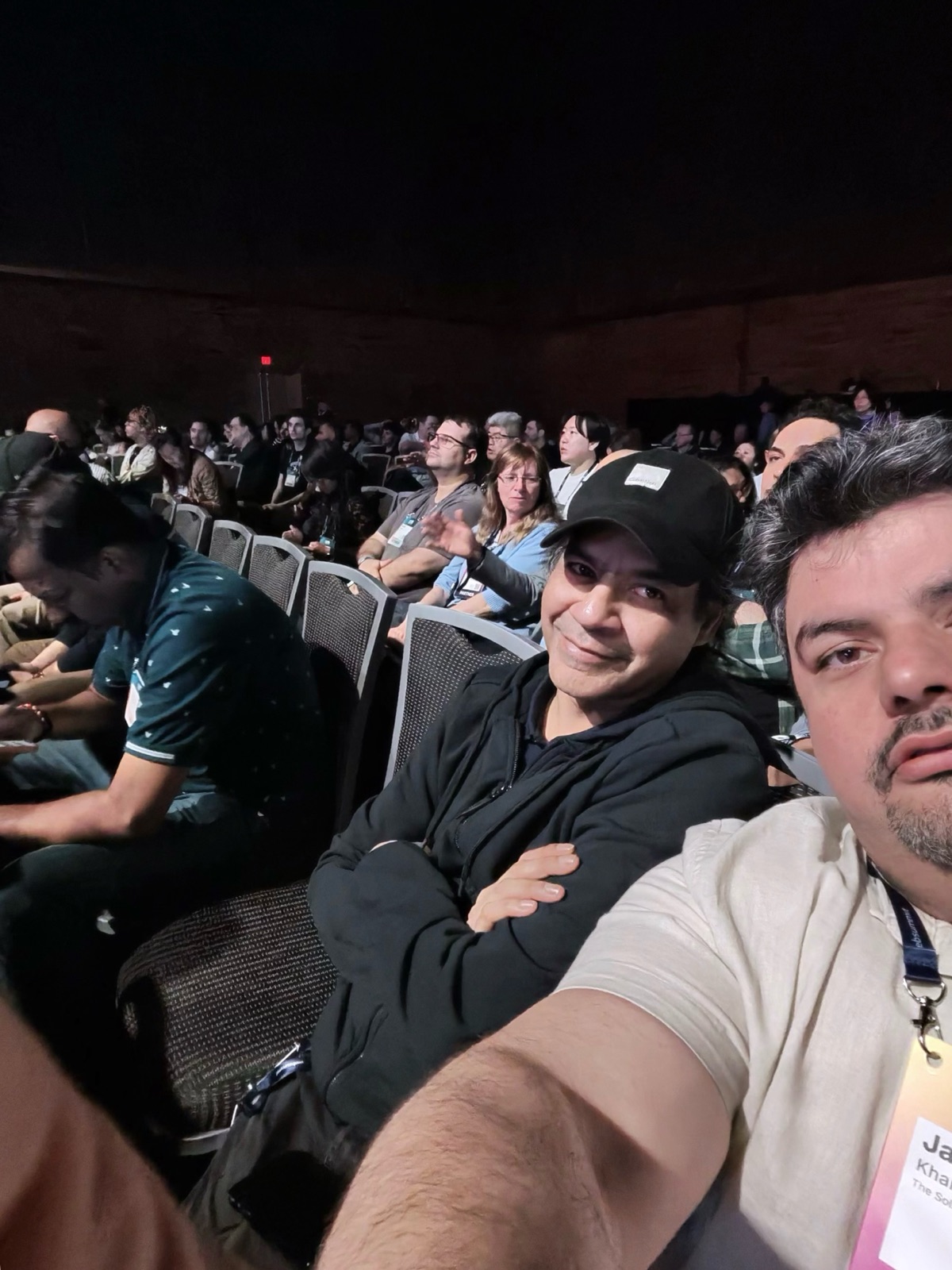 Web Summit Vancouverの基調講演をフロアから聴講するNasir Teherany氏（手前）とJawad Khalil氏（キャップ着用）。