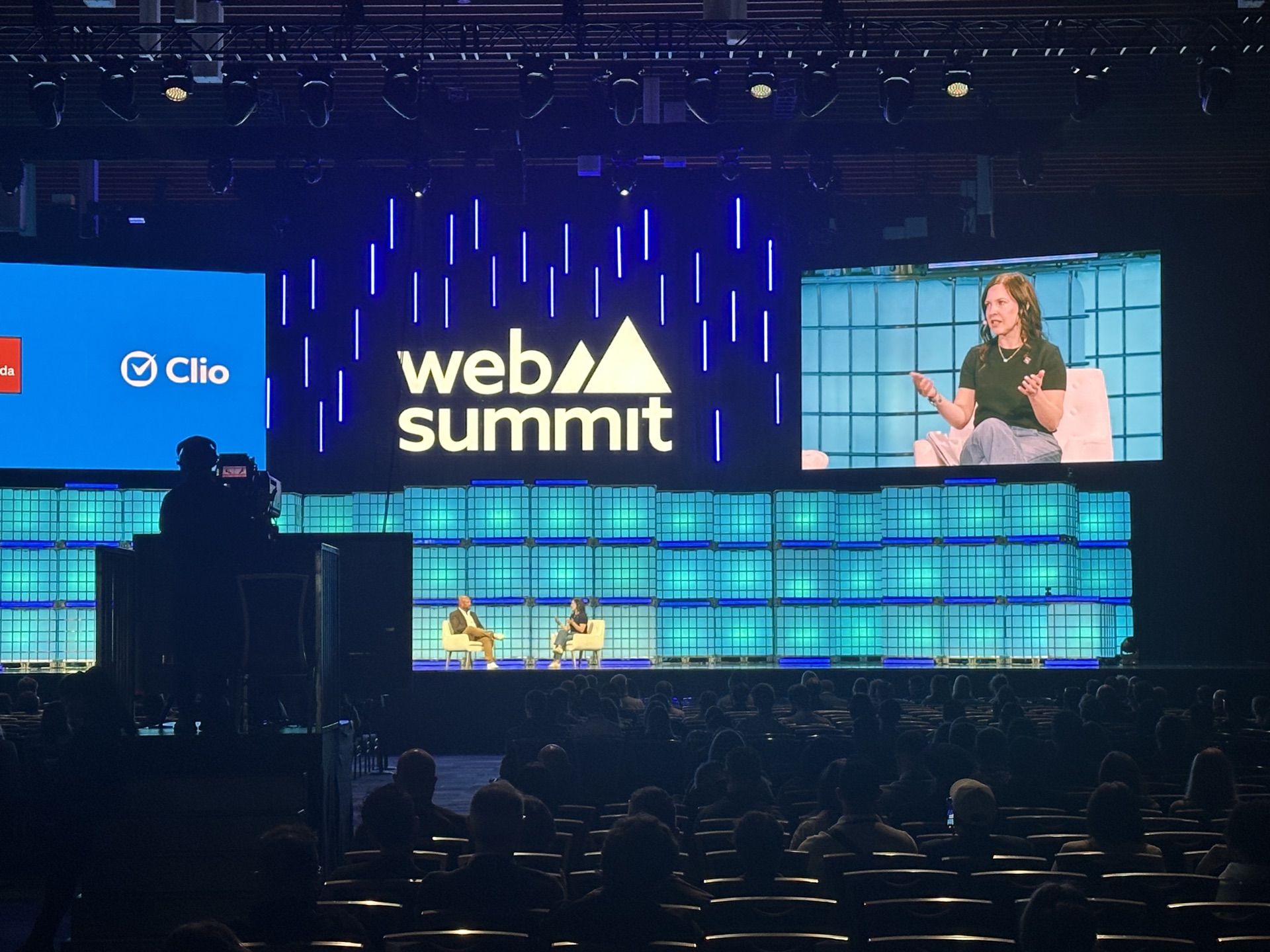 Web Summit Vancouver 2026のセンターステージ。第2回開催には、100カ国以上から約2万人がコンベンションセンターに集まった。
